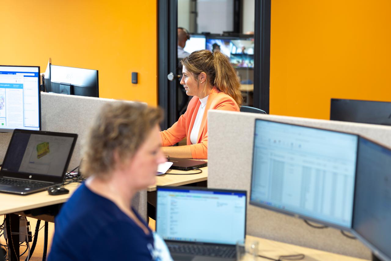 LTO Noord medewerkers aan het werk op kantoor in Zwolle.