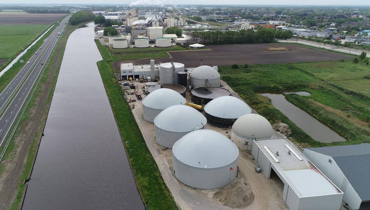 luchtfoto van landschap met mestvergisters