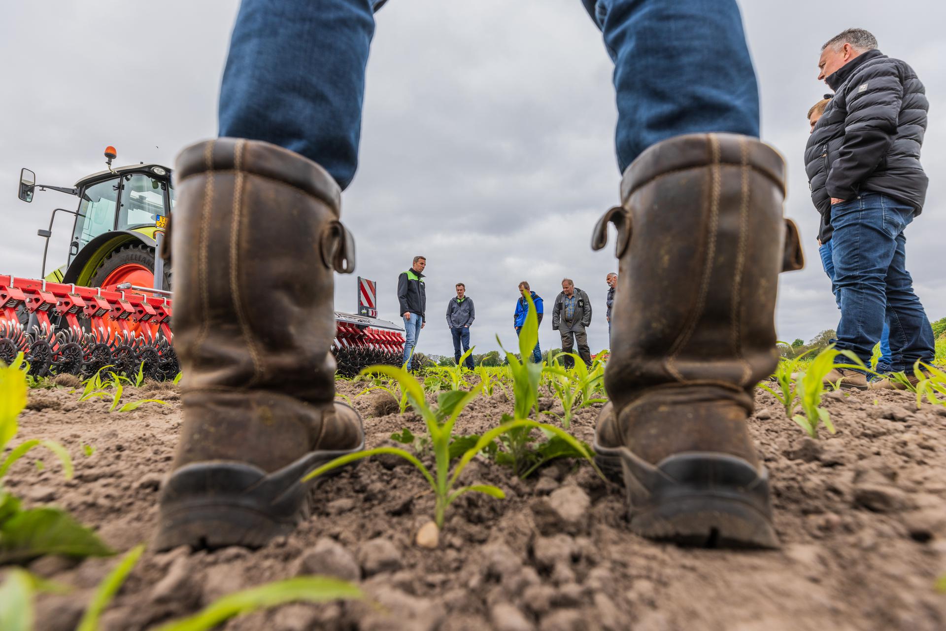 laarzen op de grond met mensen en een machine op de achtergrond