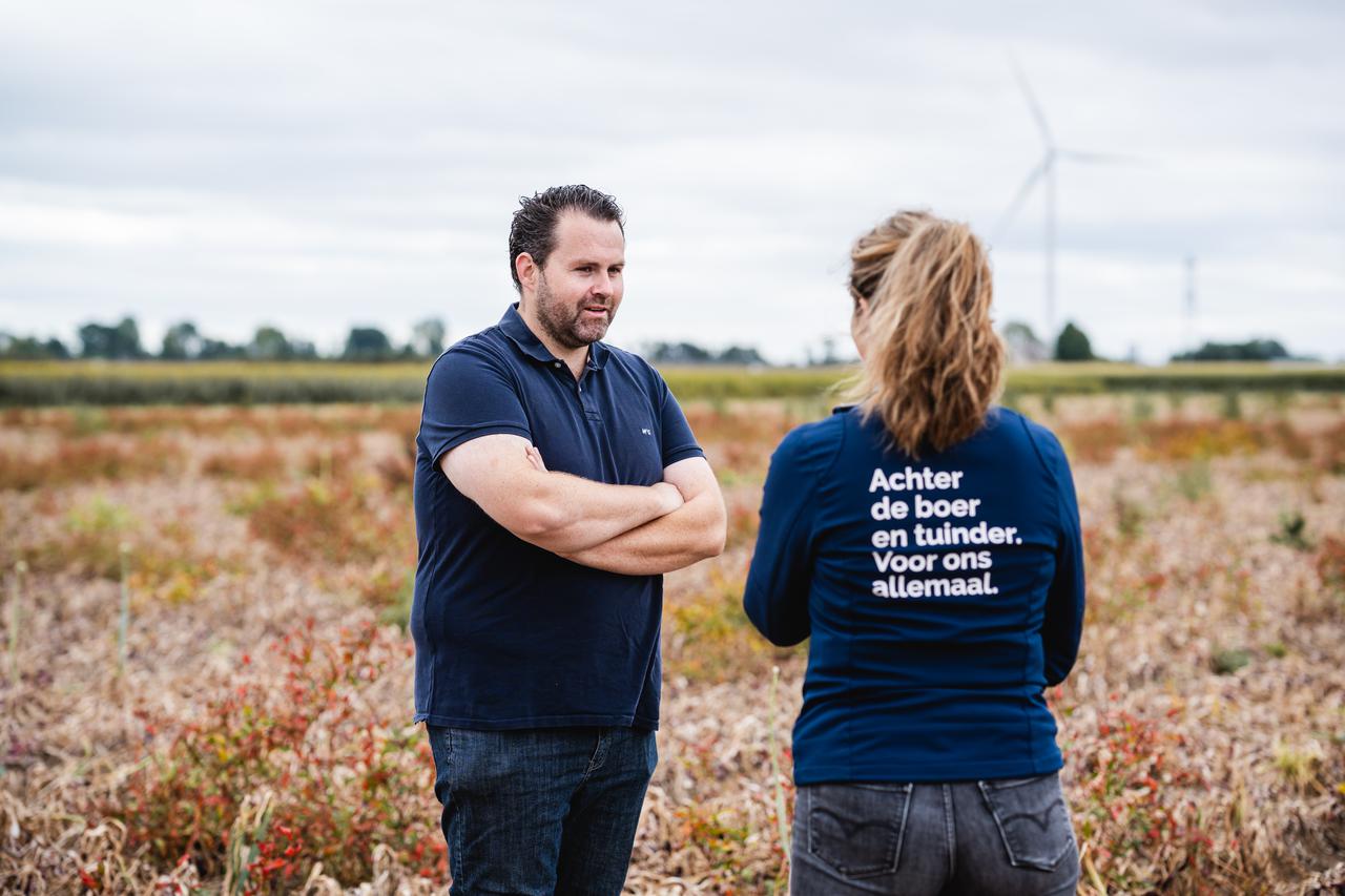 Lid in gesprek met een medewerker van LTO Noord