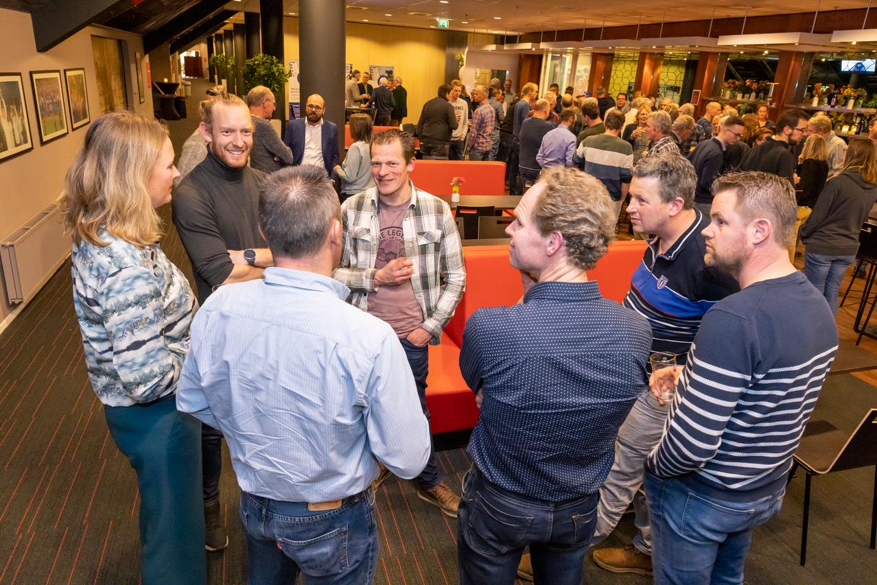 deelnemers in gesprek tijdens de pauze van een bijeenkomst