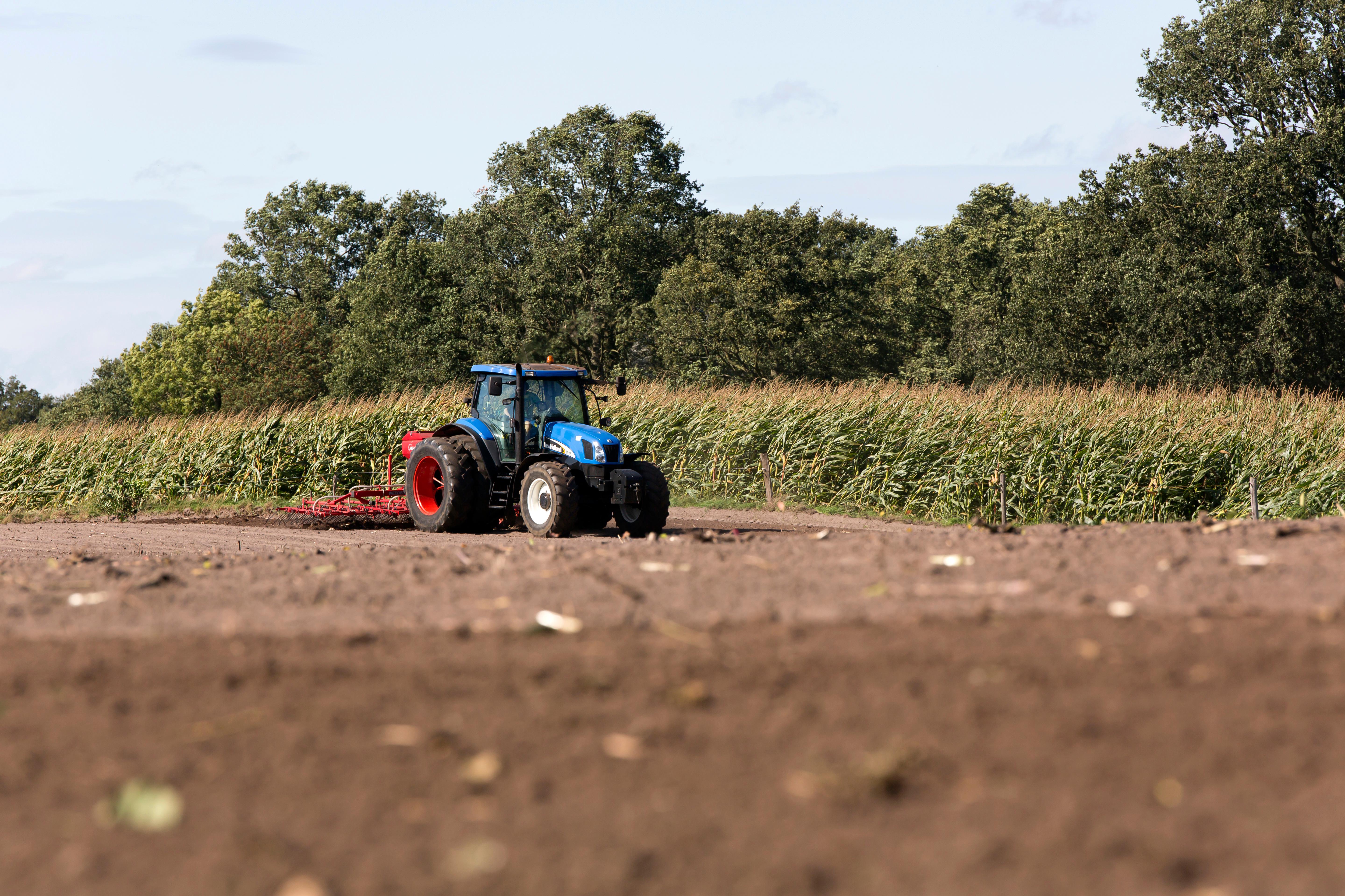Trekker op het land aan het werk