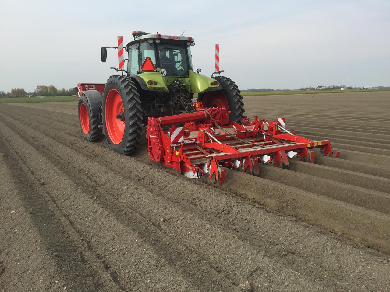 Aardappelruggen frezen op akker