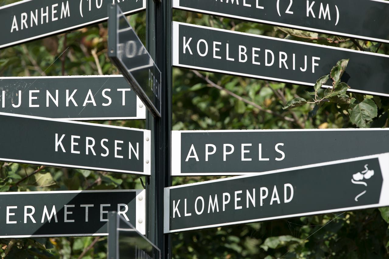 routebordjes op een fruitbedrijf