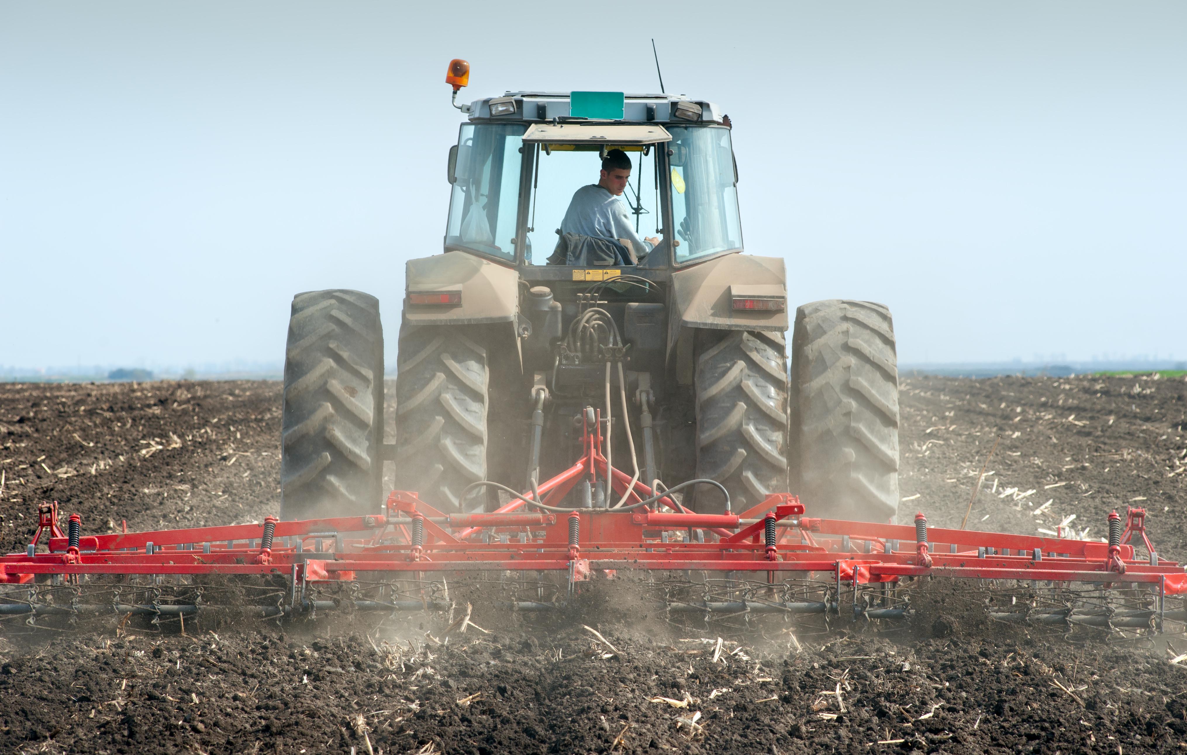 Jongere op een tractor