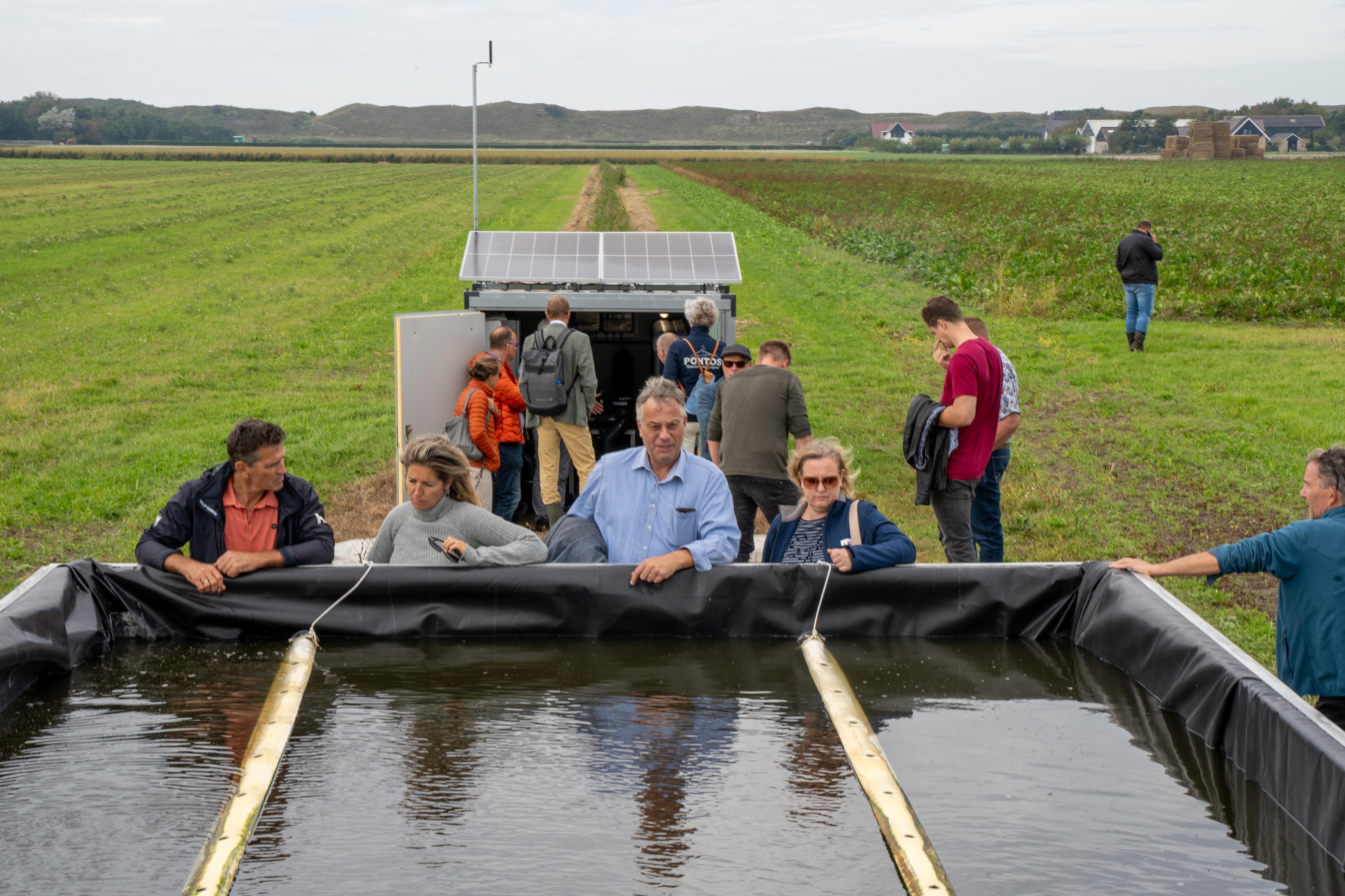groep mensen bij wateropslag op Texel