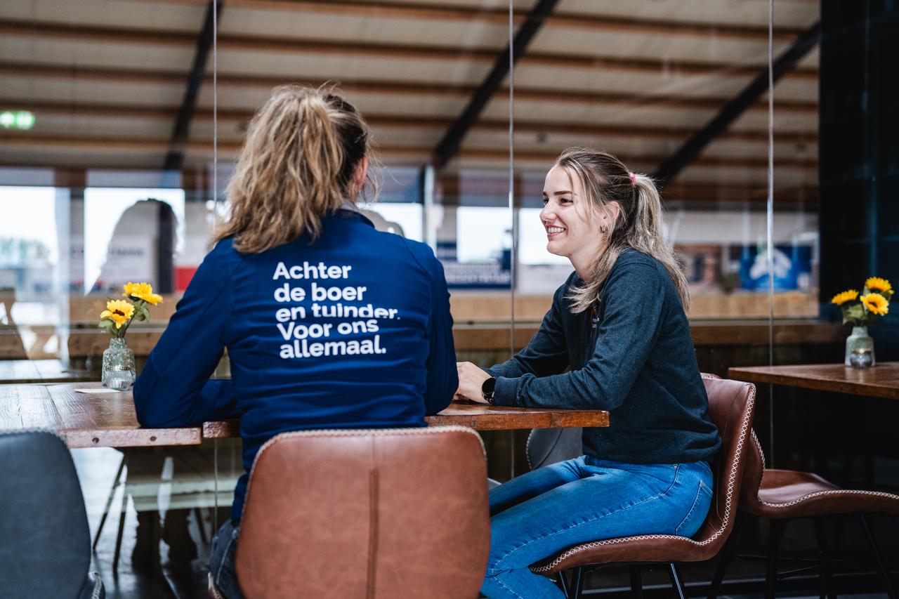 LTO Noord medewerkster op werkbezoek. Kom jij onze bestuurders, medewerkers en ondernemers versterken om alles eruit te halen wat erin zit? Solliciteer dan naar de functie van specialist leren en ontwikkelen bij de LTO Academie!