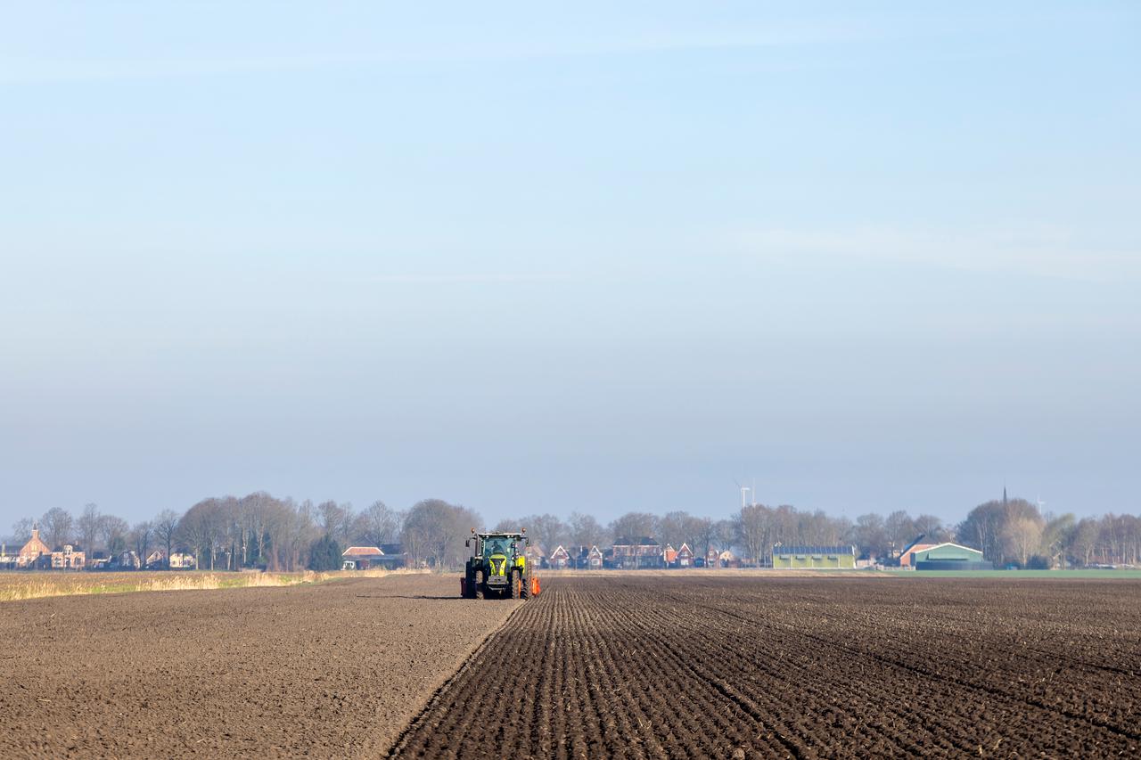 Trekker op een akker in Drenthe