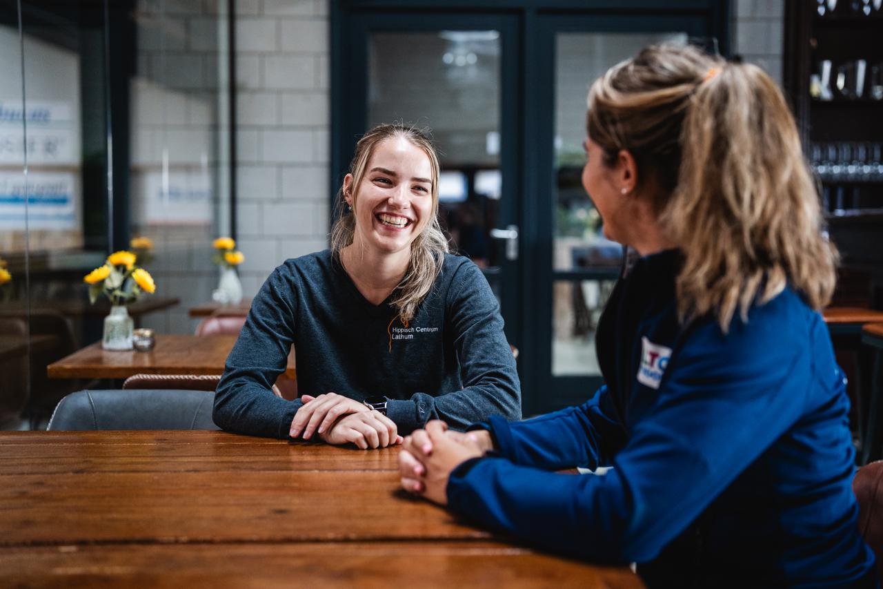 Medewerker LTO Noord in gesprek met een jong lid