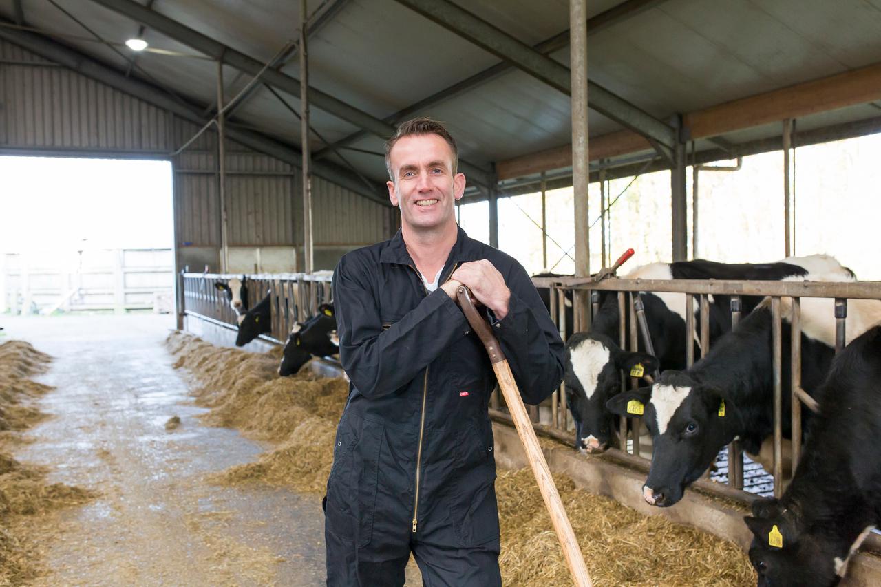 LTO Noord voorzitter Dirk Bruins in de stal op zijn melkveehouderij