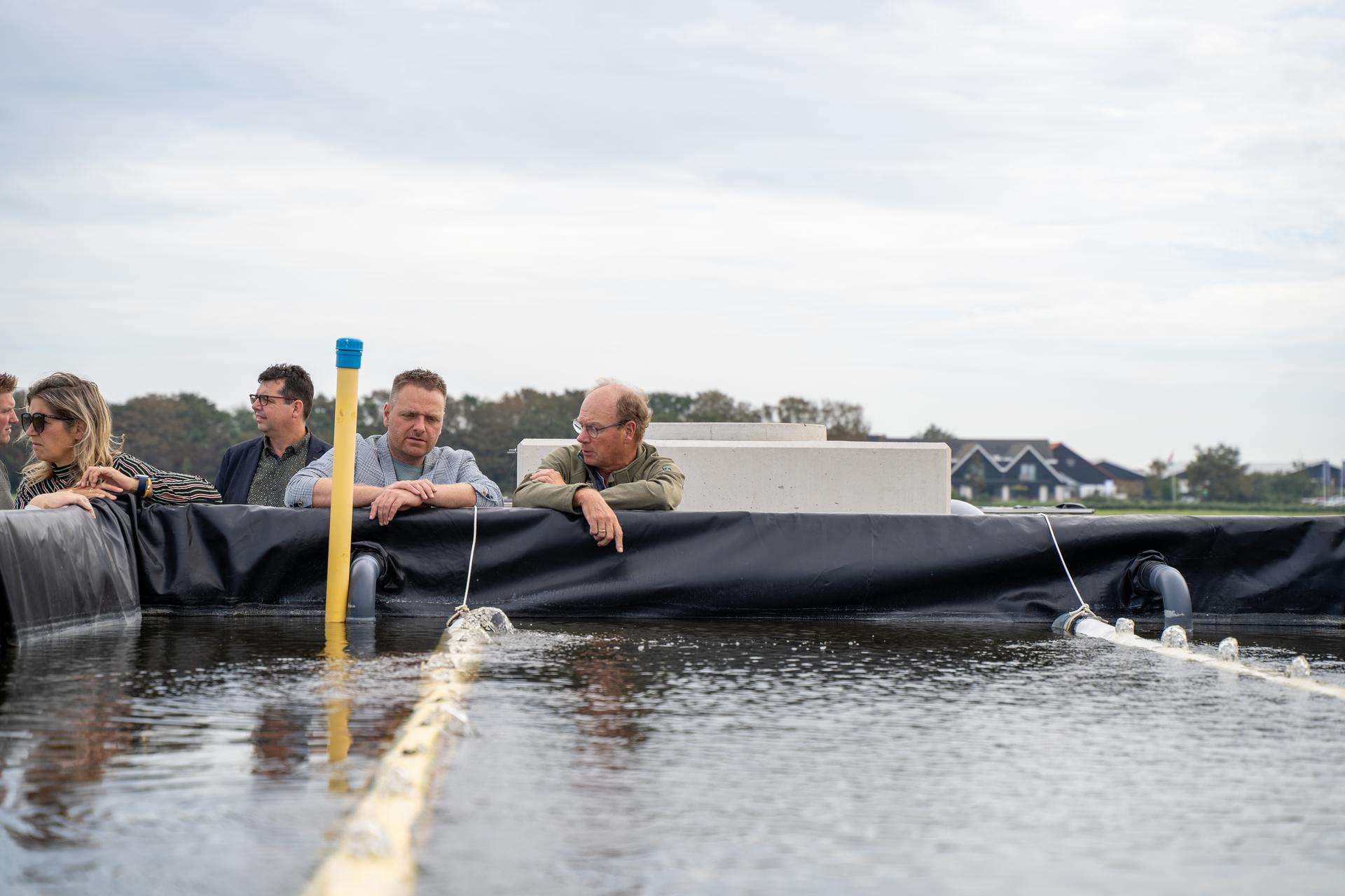 aantal mensen staan bij wateropslag op Texel