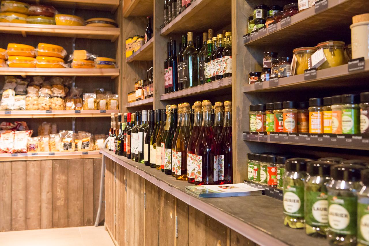 Boerderijwinkel met kaas, eten en drinken