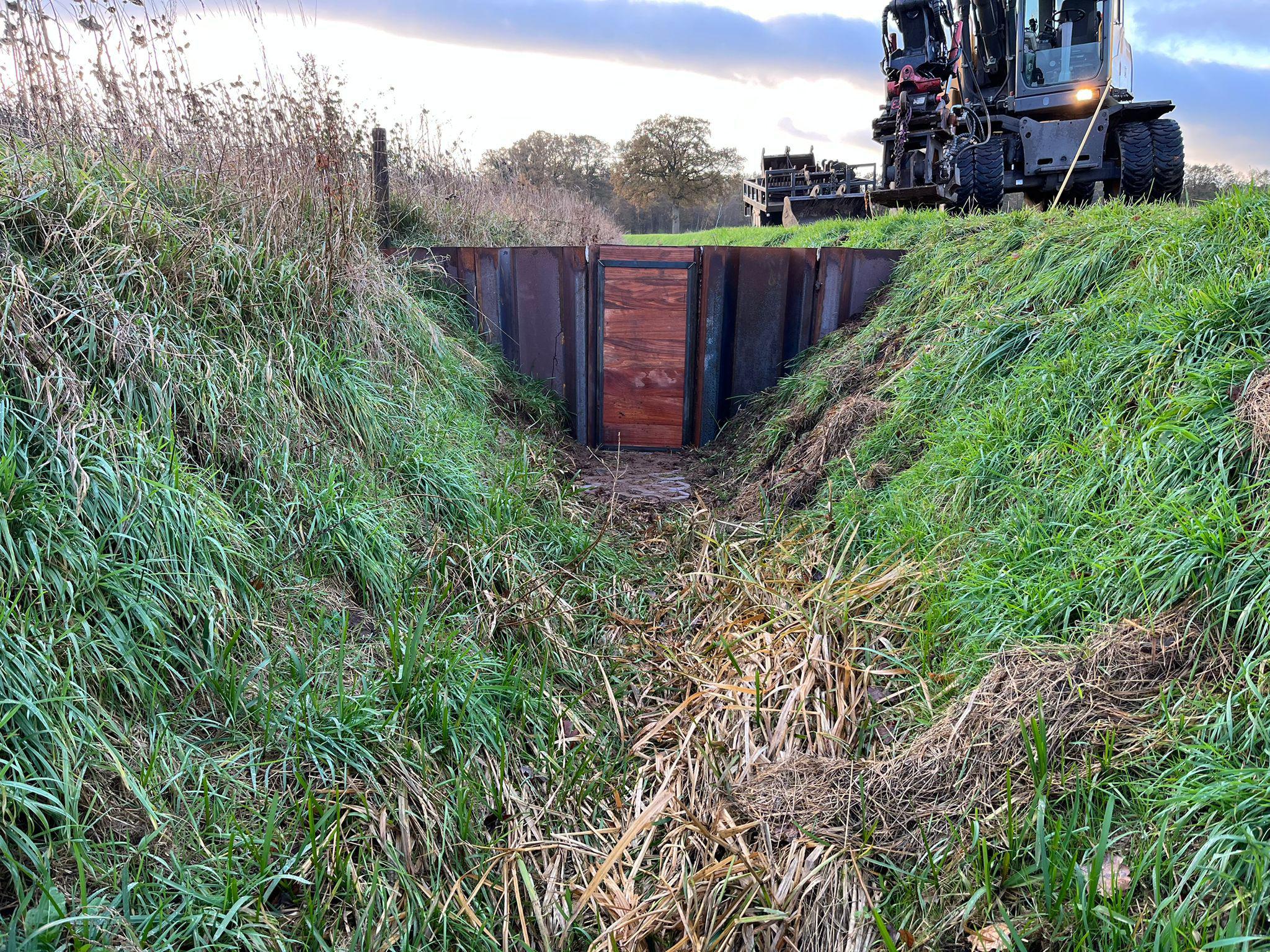 boerenstuw in sloot