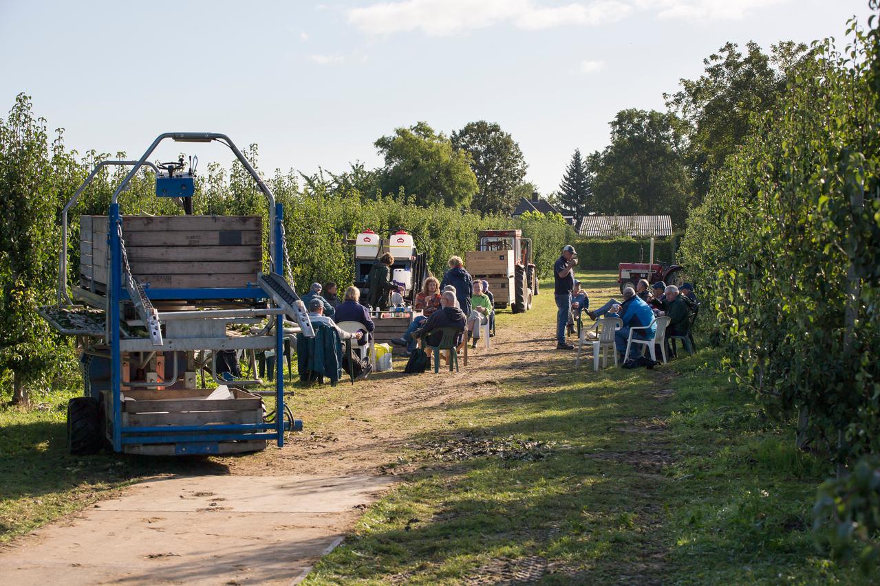 koffiepauze tijdens fruitoogst in de boomgaard