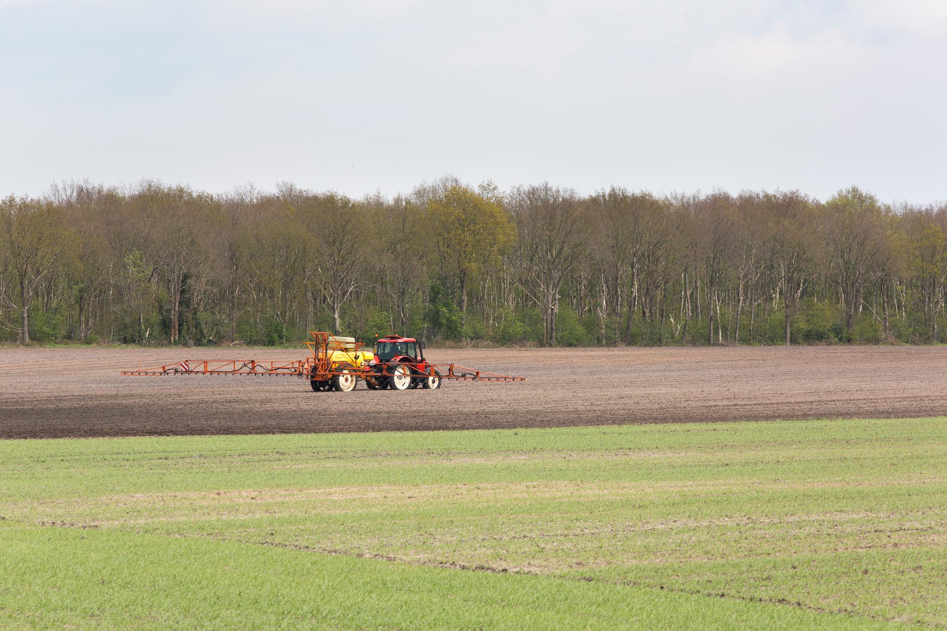 veldspuit op perceel