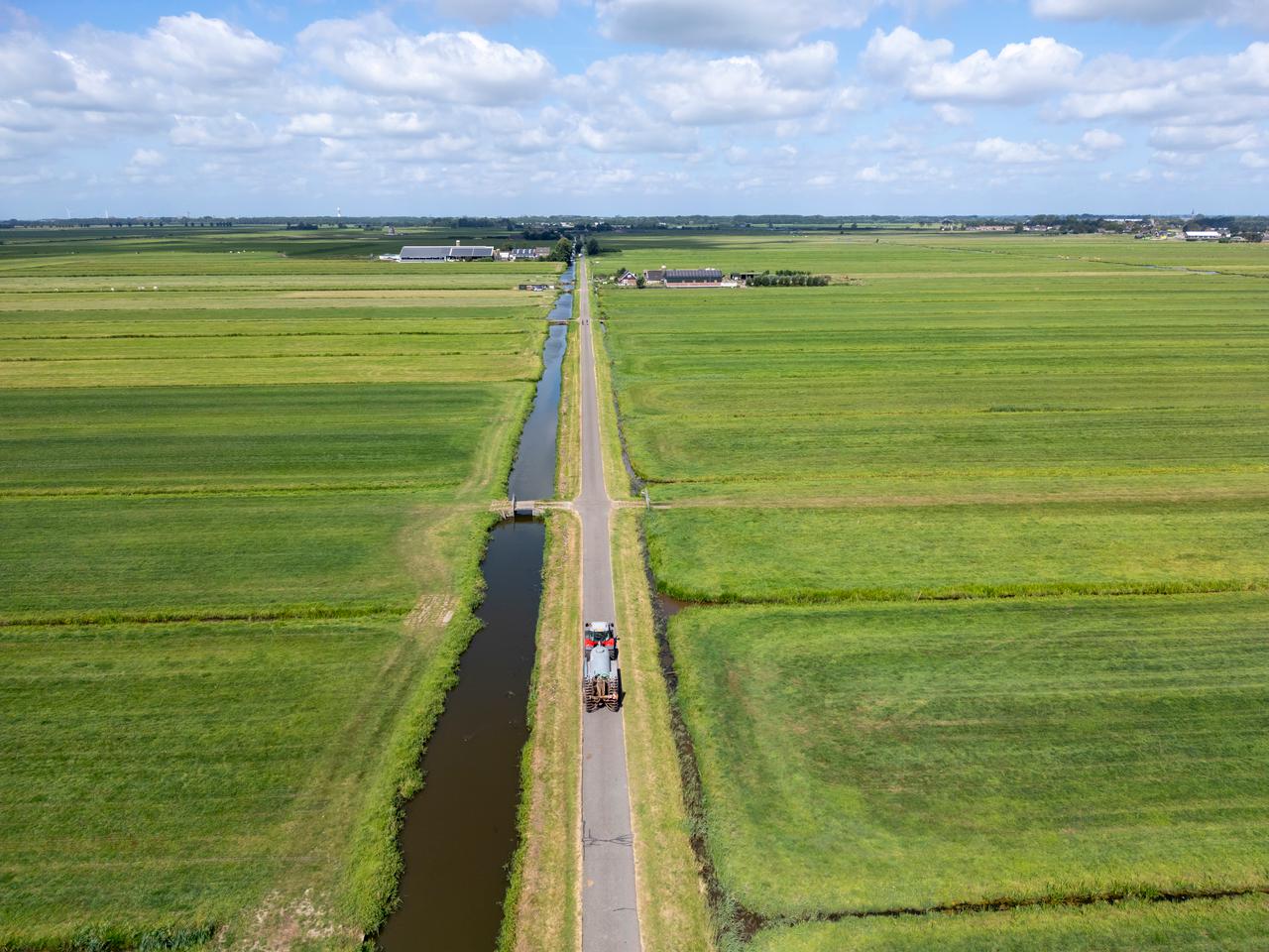 landschap met weilanden en sloot