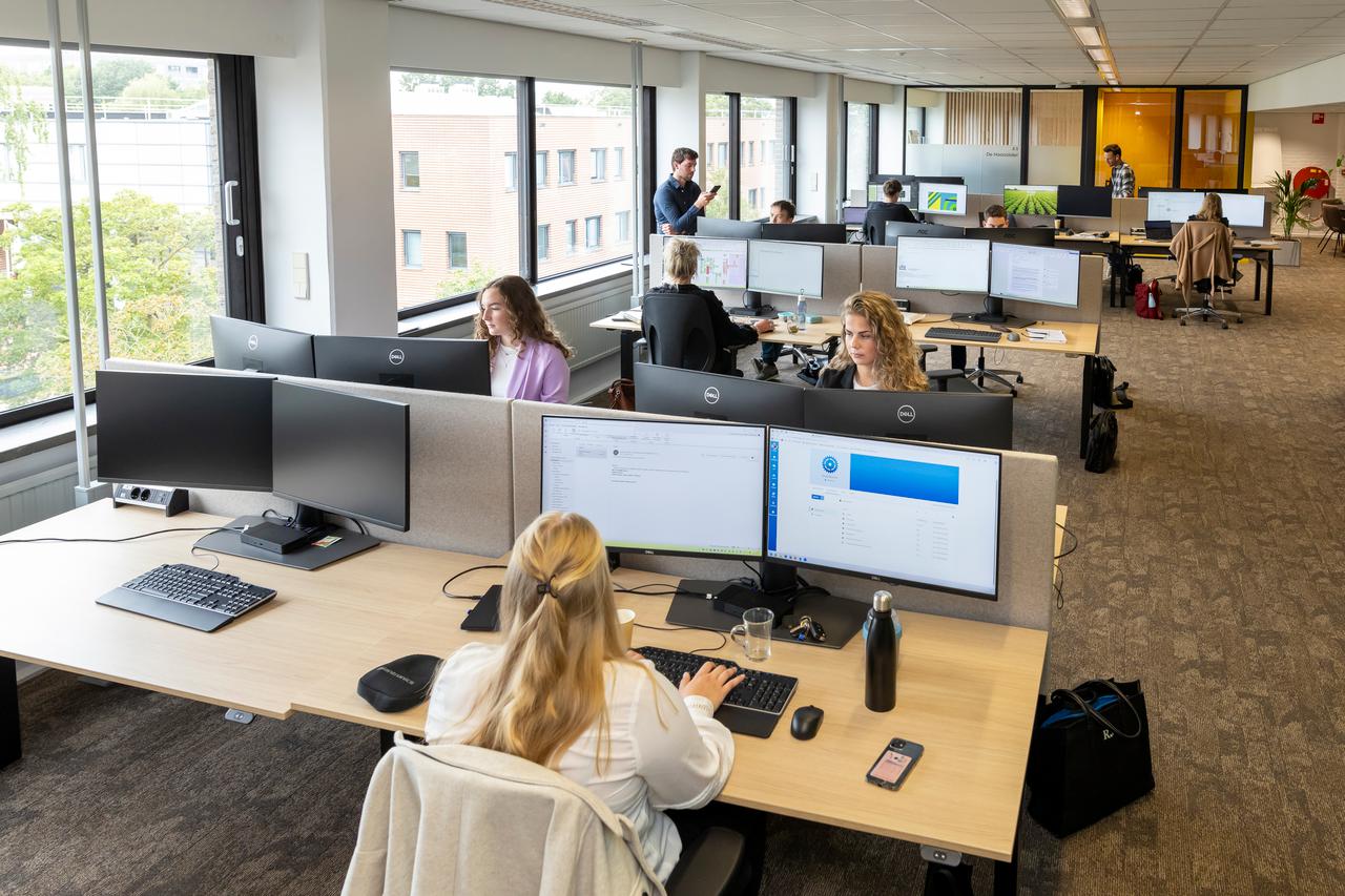 Medewerkers van LTO Noord in een kantoor