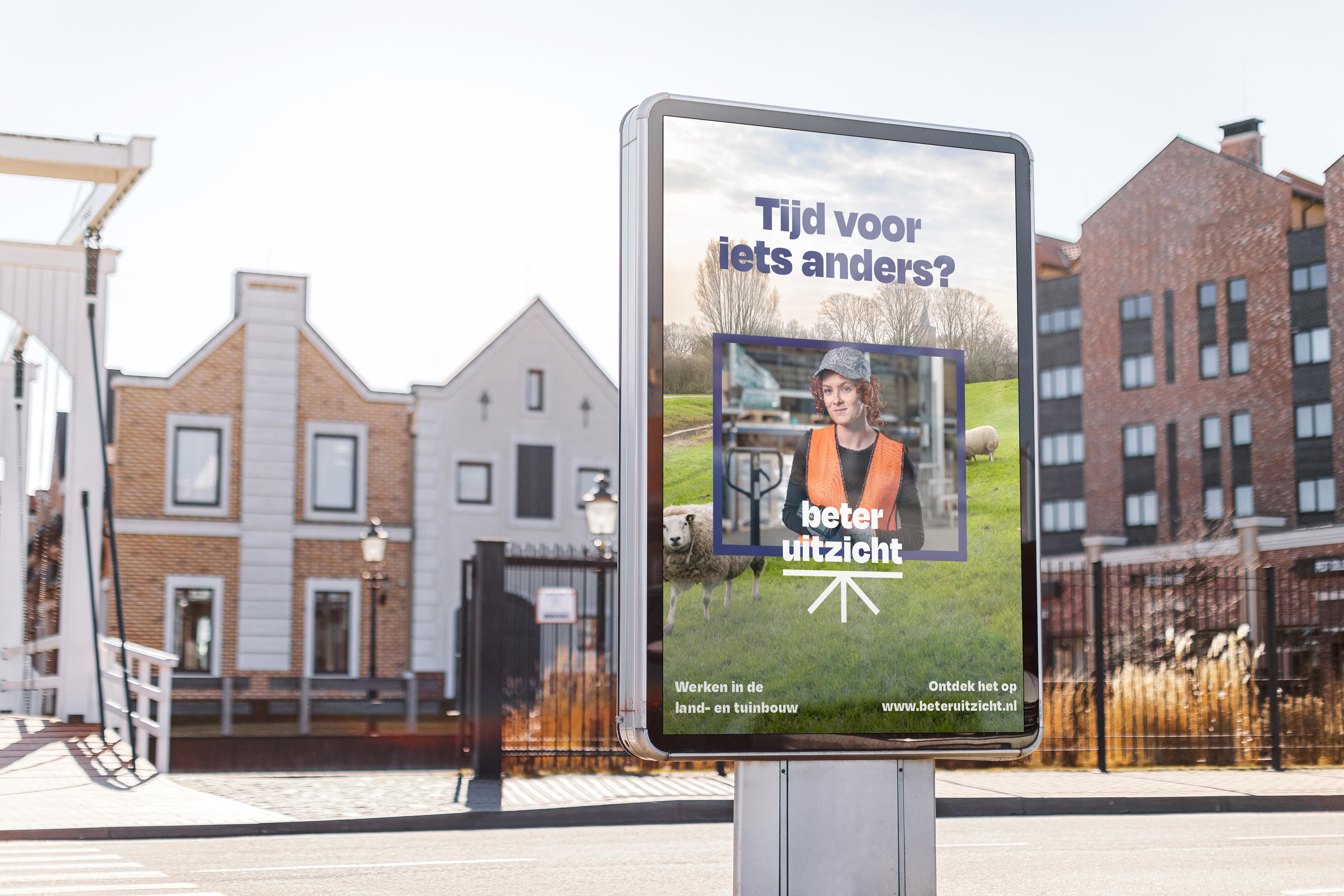 Reclamebord in stad met daarop een poster van Beter Uitzicht