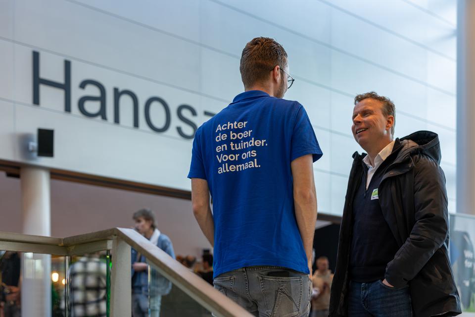 LTO Noord medewerker in gesprek.
