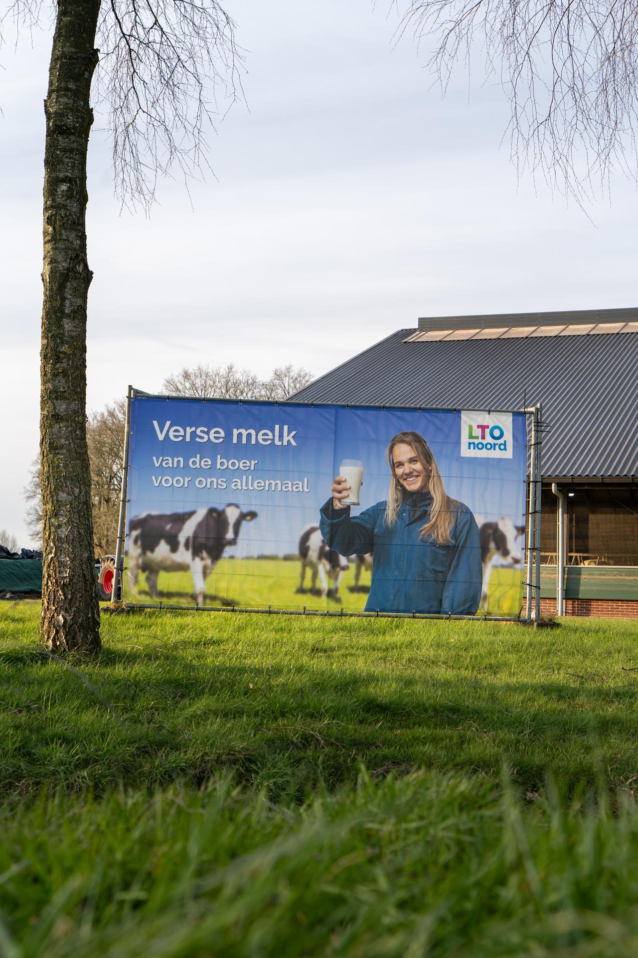 banner voor de voor-ons-allemaal-campagne met een melkveehoudster met een glas melk