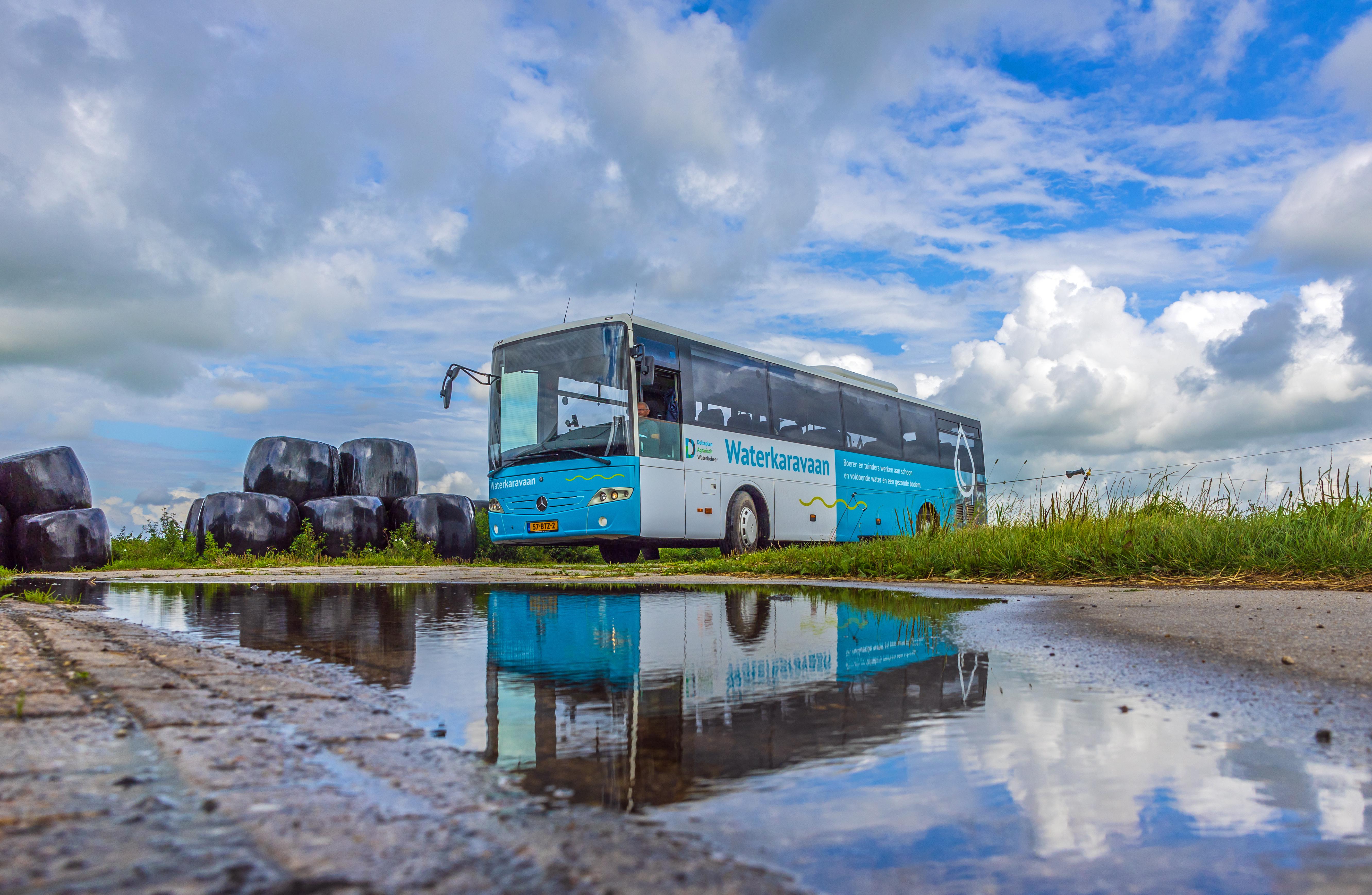 bus op erf met plas water