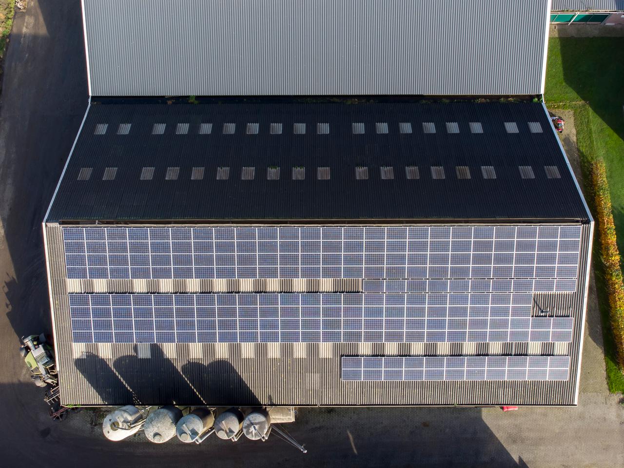 Agrarische schuur met zonnepanelen