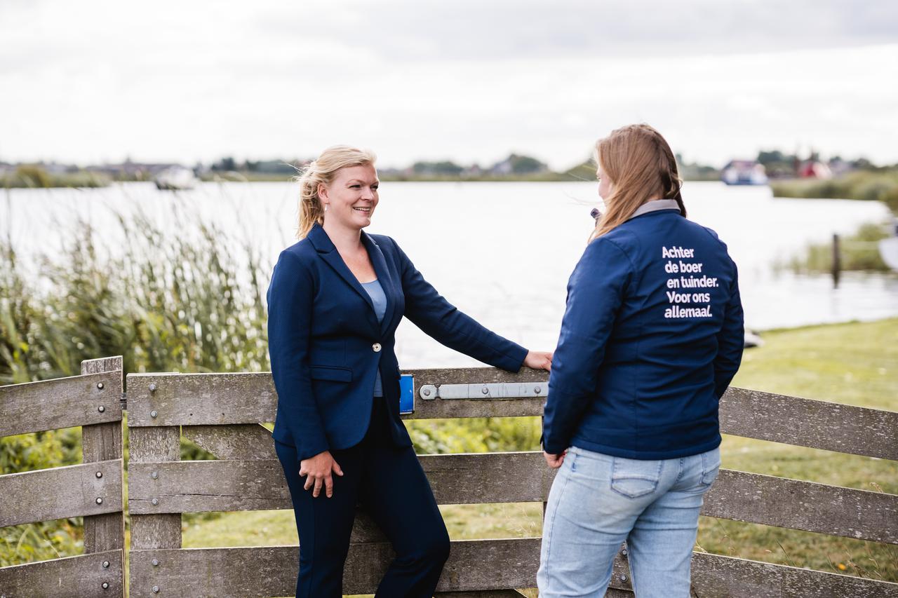 Bestuurder Anna-Jet Leijenaar van LTO Noord in gesprek met een medewerker.