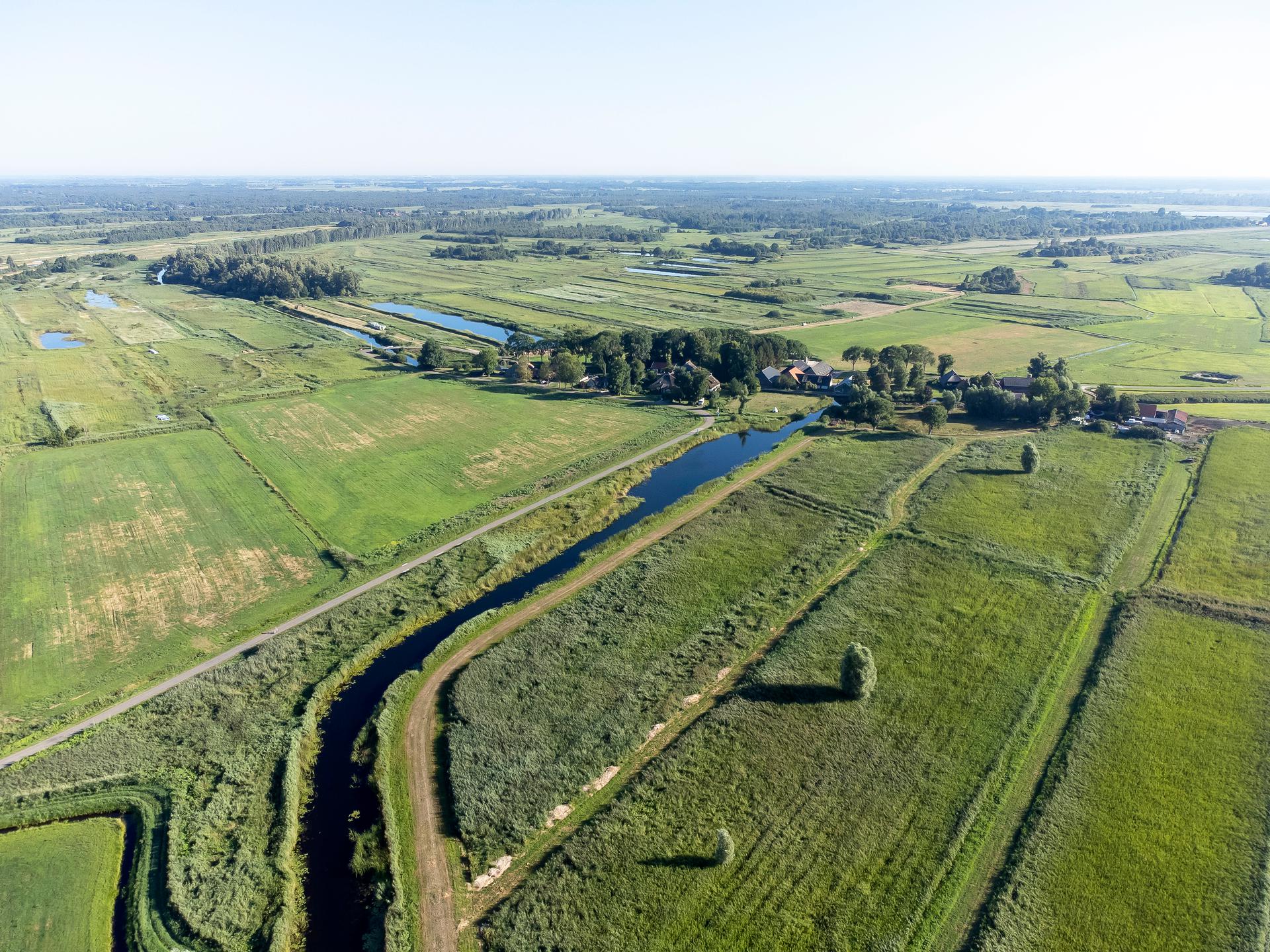 Luchtfoto van weilanden, boerderijen en natuur