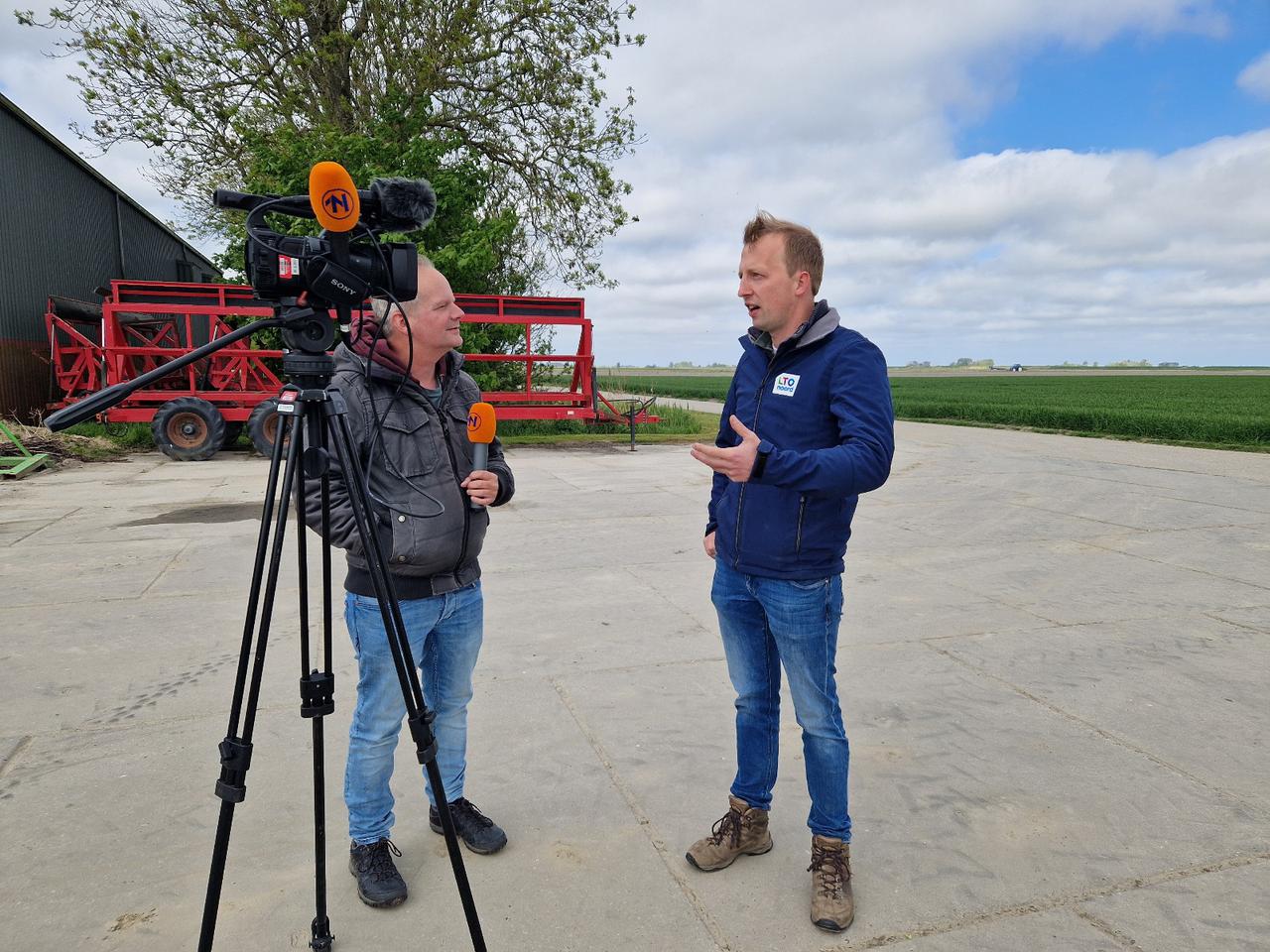 Bestuurder Jarno Rietema in gesprek met een journalist