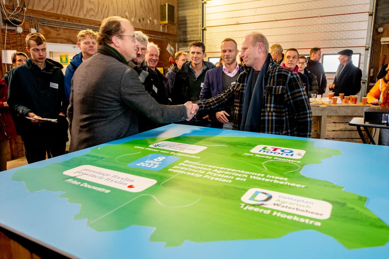 bestuurders leggen puzzelstukken om hun bijdrage in de samenwerking te laten zien