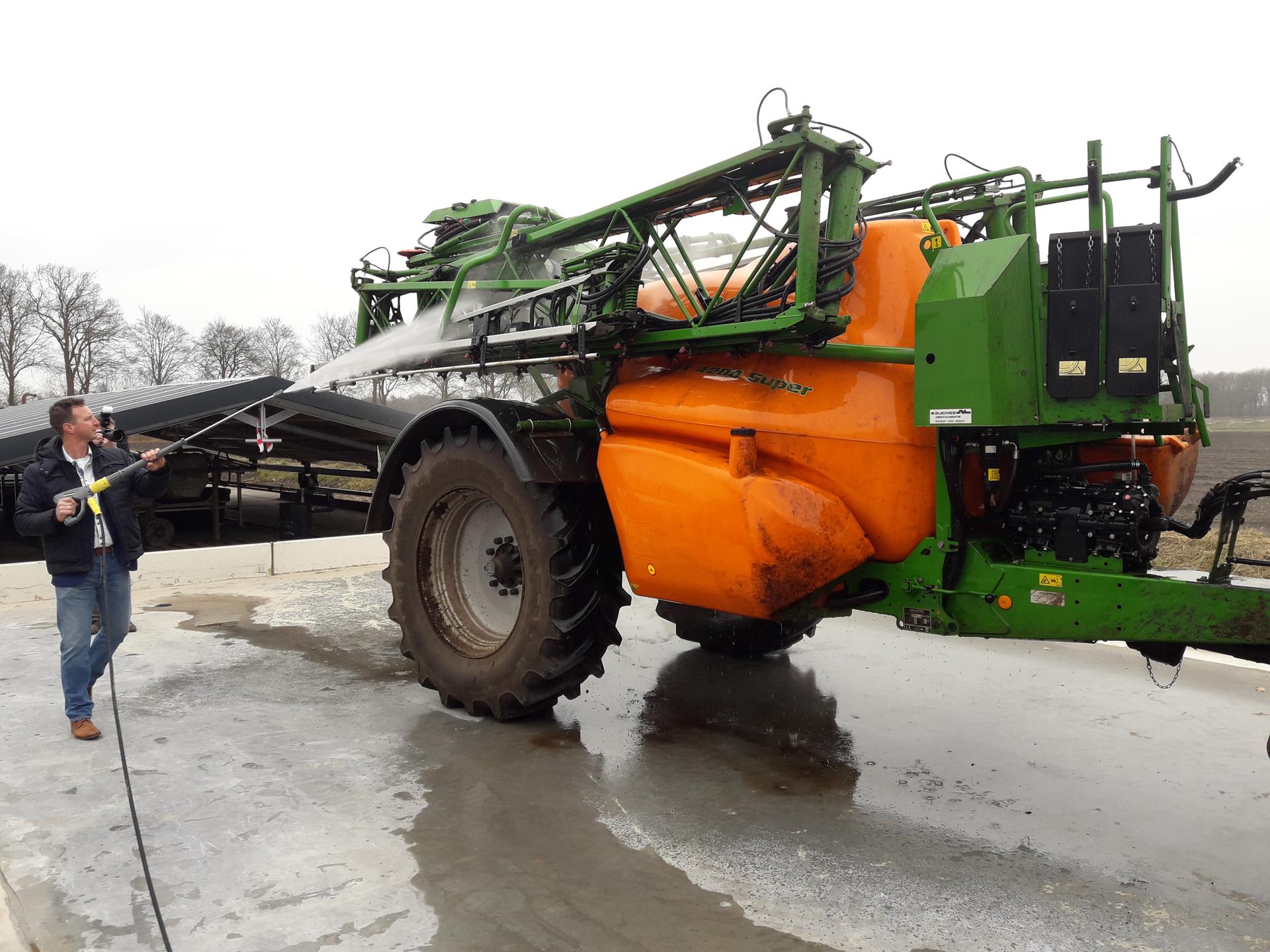 wasplaats met veldspuit