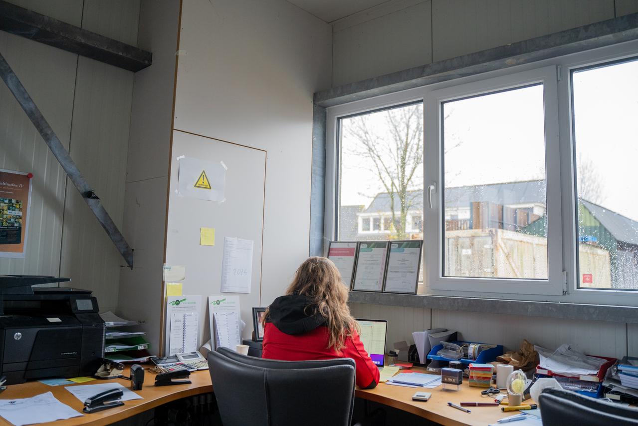 Boer achter bureau